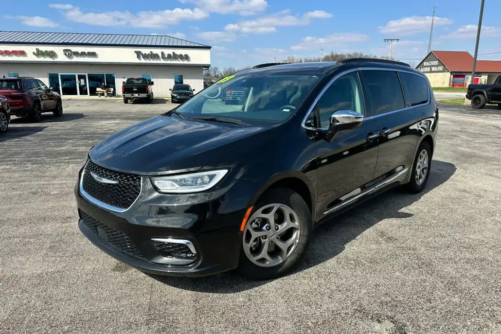 2023 Chrysler Pacifica Limited photo 1