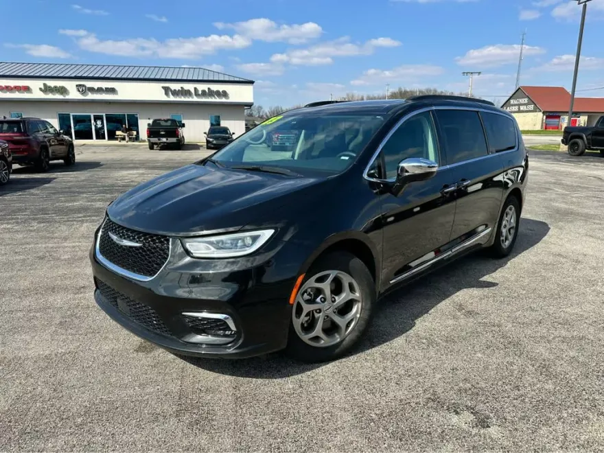 2023 Chrysler Pacifica Limited photo 1