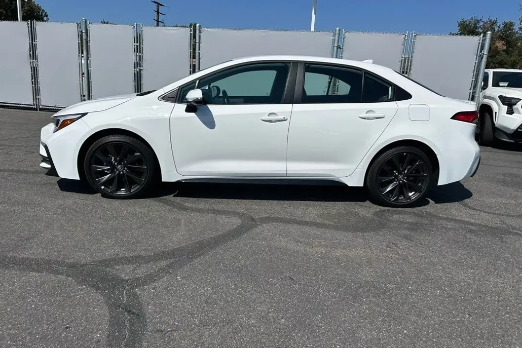 2025 Toyota Corolla SE photo 1