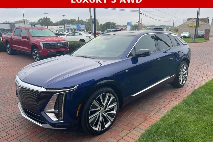 2024 Cadillac Lyriq Luxury photo 1