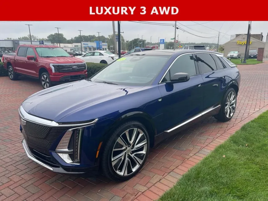 2024 Cadillac Lyriq Luxury photo 1
