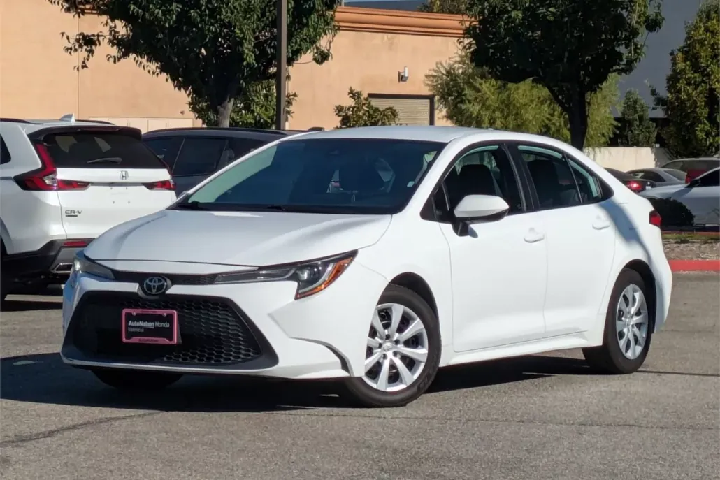 2021 Toyota Corolla LE photo 1