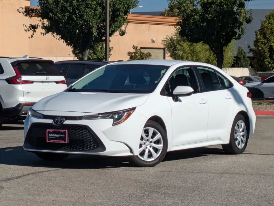2021 Toyota Corolla LE photo 1