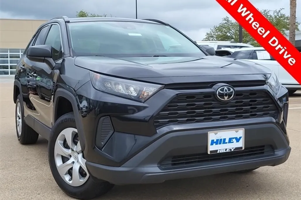 2021 Toyota RAV4 LE photo 1