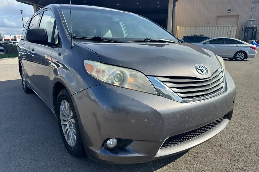 2014 Toyota Sienna XLE photo 1