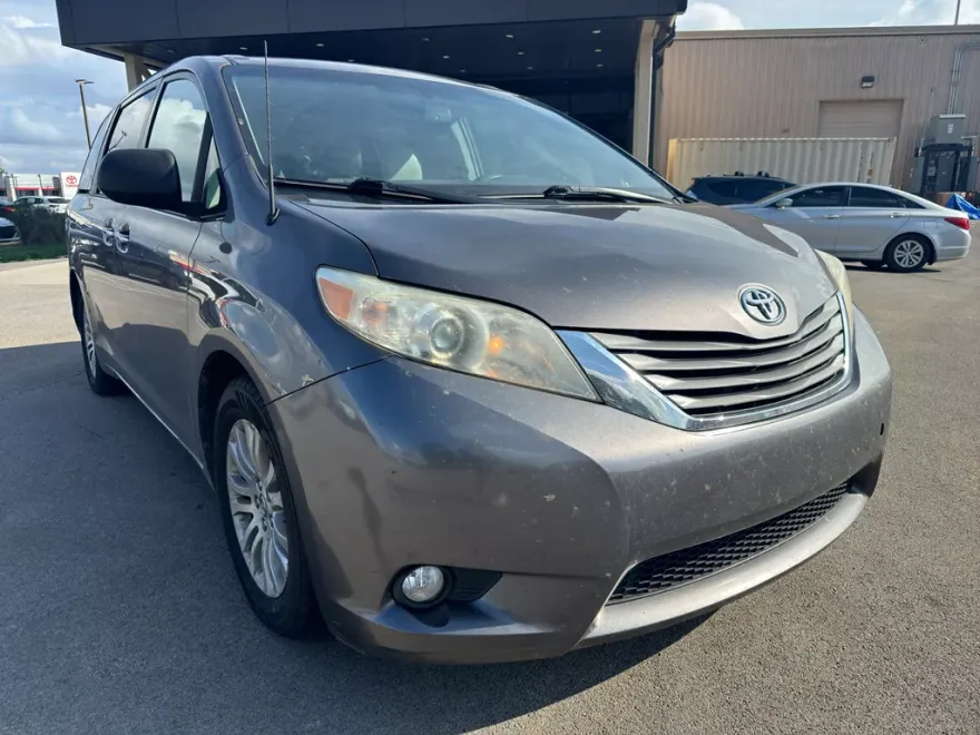2014 Toyota Sienna XLE photo 1