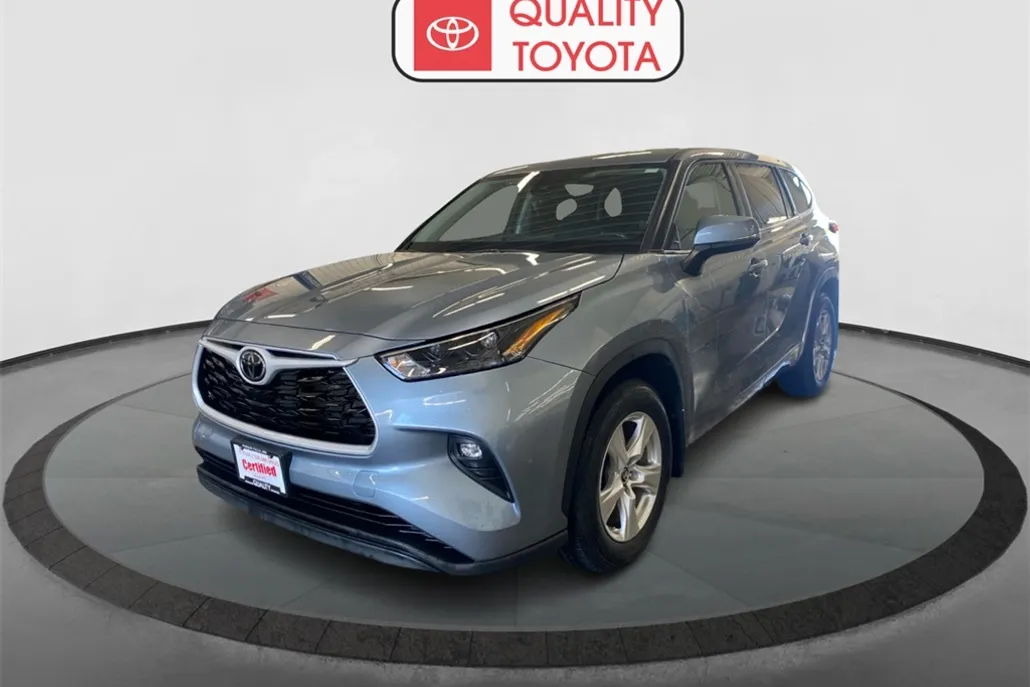 2022 Toyota Highlander LE photo 1