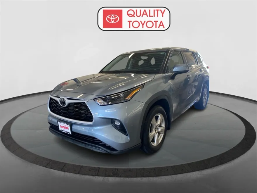 2022 Toyota Highlander LE photo 1