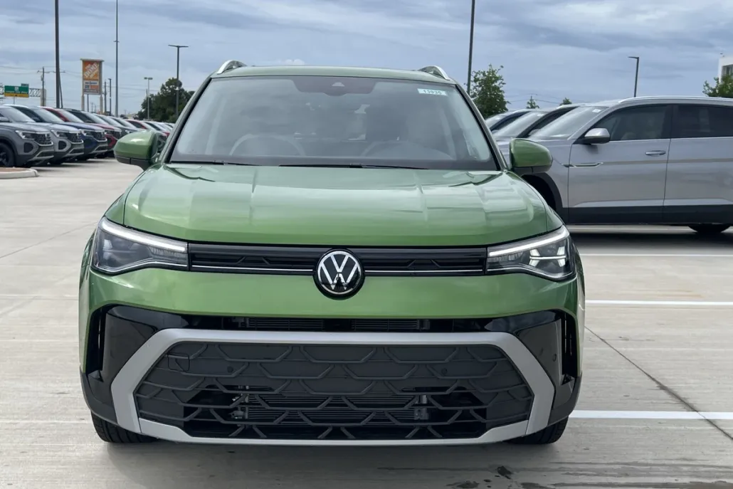 2025 Volkswagen Taos SE photo 1