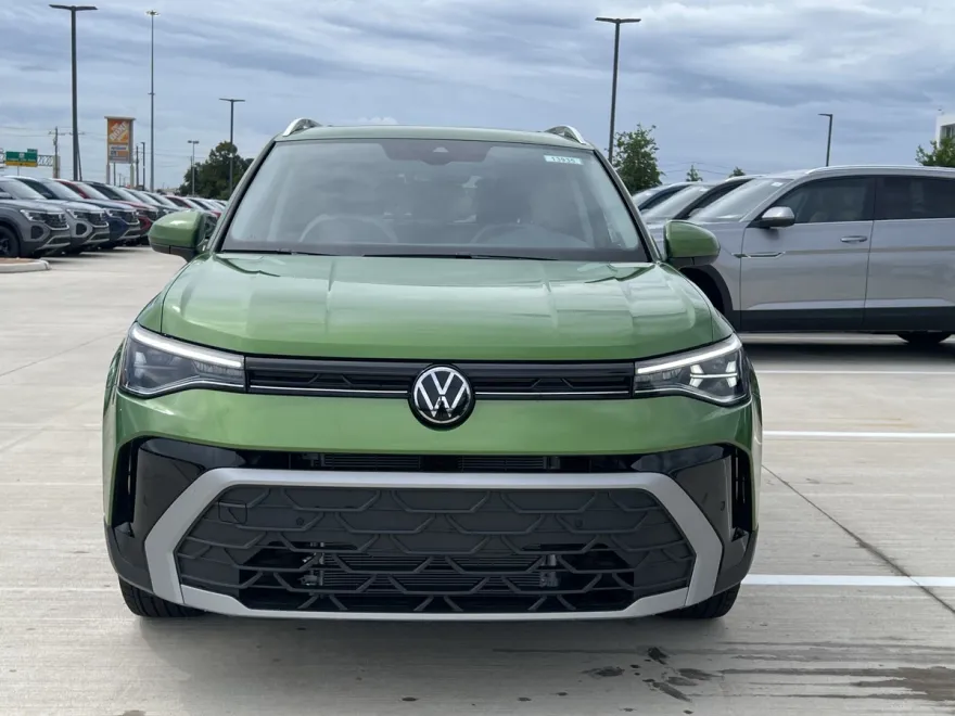 2025 Volkswagen Taos SE photo 1