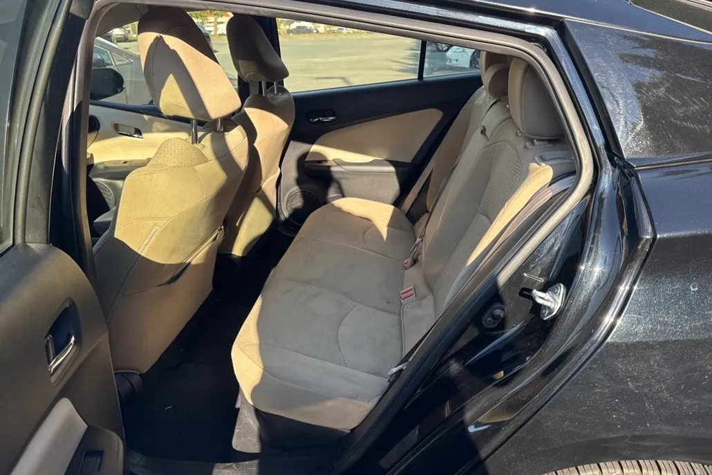 2019 Toyota Prius L photo 1