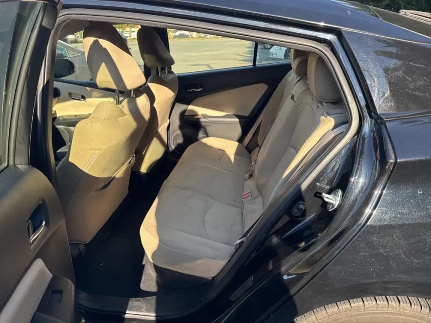 2019 Toyota Prius L photo 1