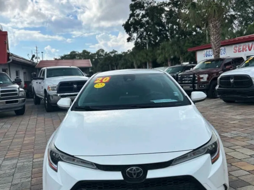 2020 Toyota Corolla LE photo 1