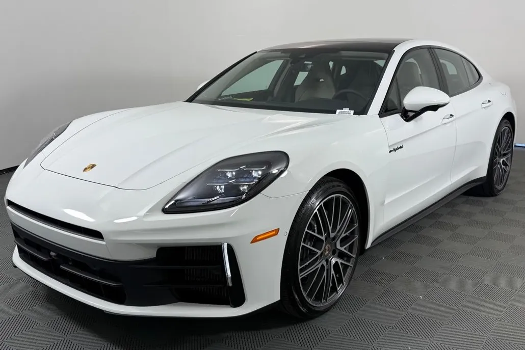 2026 Porsche Panamera E-Hybrid 4 photo 1