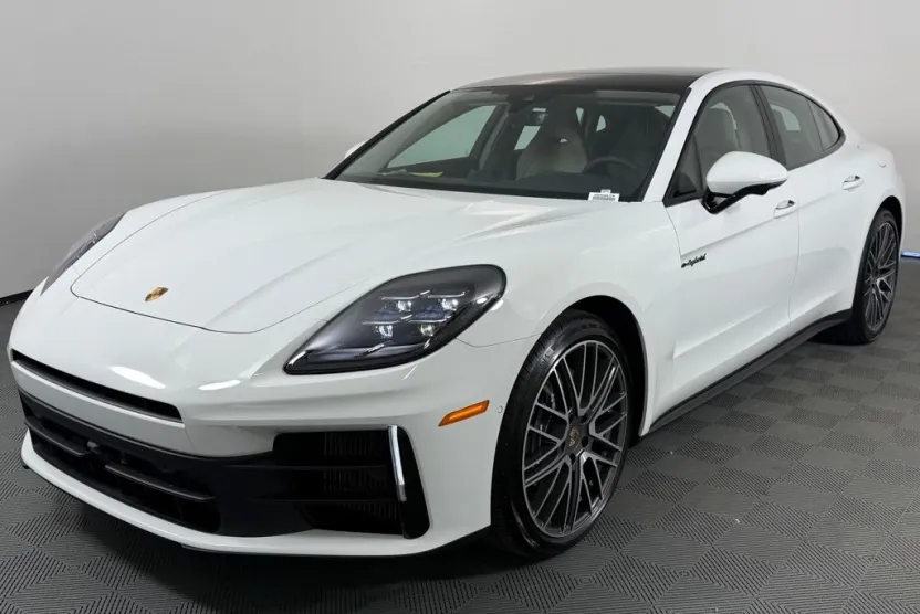 2026 Porsche Panamera E-Hybrid 4 photo 1
