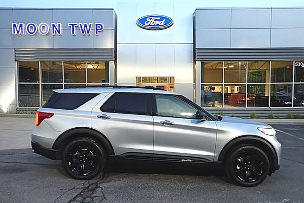 2023 Ford Explorer ST-Line photo 1