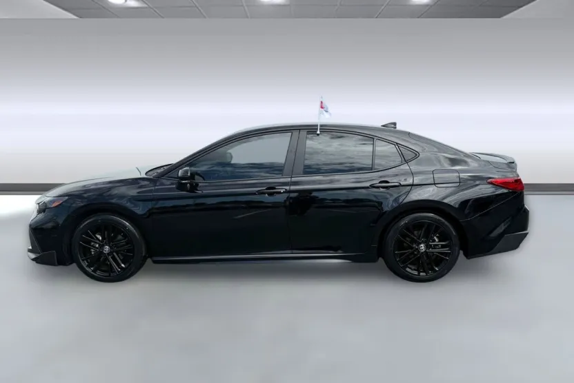2025 Toyota Camry SE photo 1