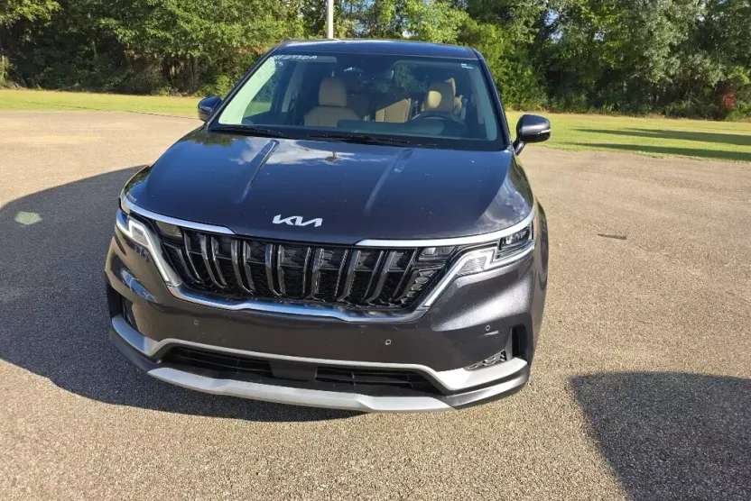 2023 Kia Carnival EX photo 1