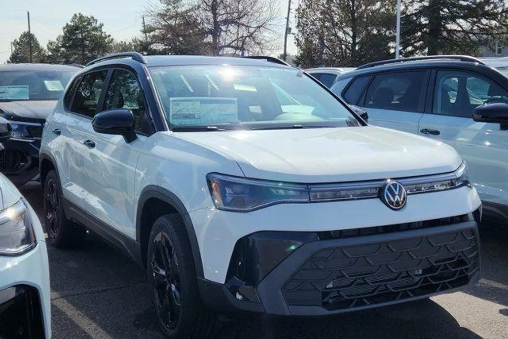 2025 Volkswagen Taos SE photo 1