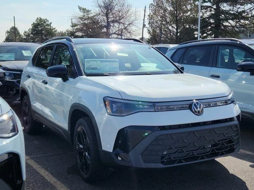 2025 Volkswagen Taos SE photo 1
