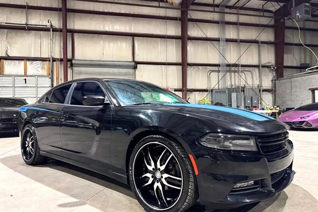 2015 Dodge Charger SXT photo 1