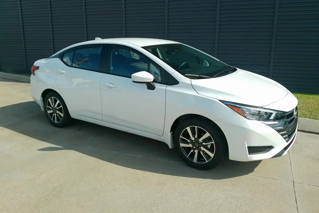 2025 Nissan Versa SV photo 1
