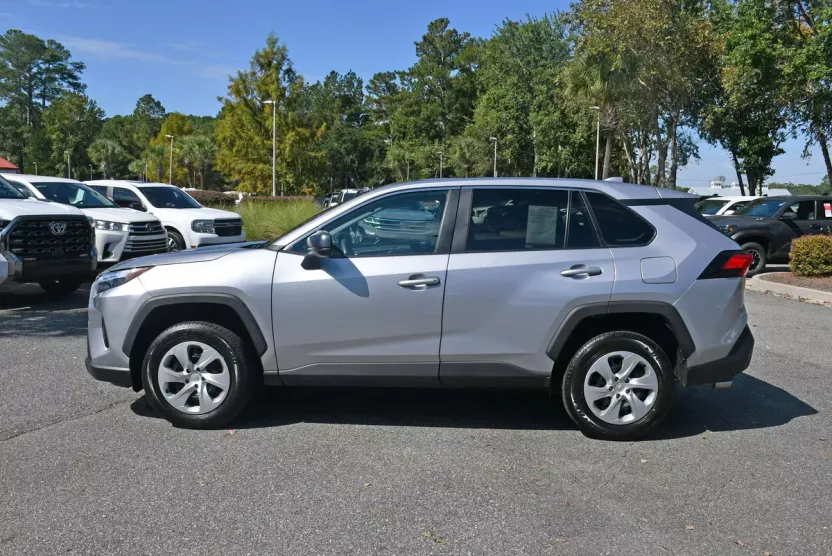 2023 Toyota RAV4 LE photo 1