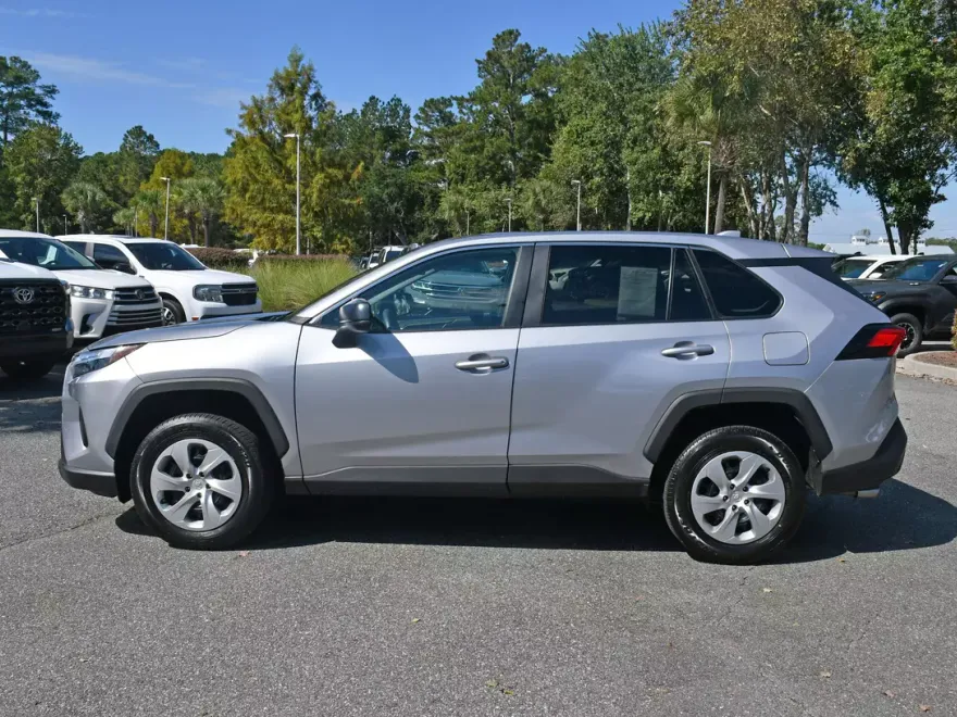 2023 Toyota RAV4 LE photo 1