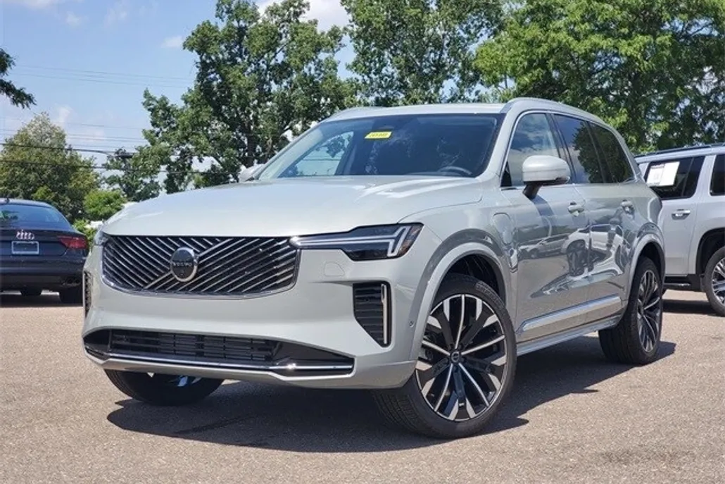 2026 Volvo XC90 T8 Plus photo 1