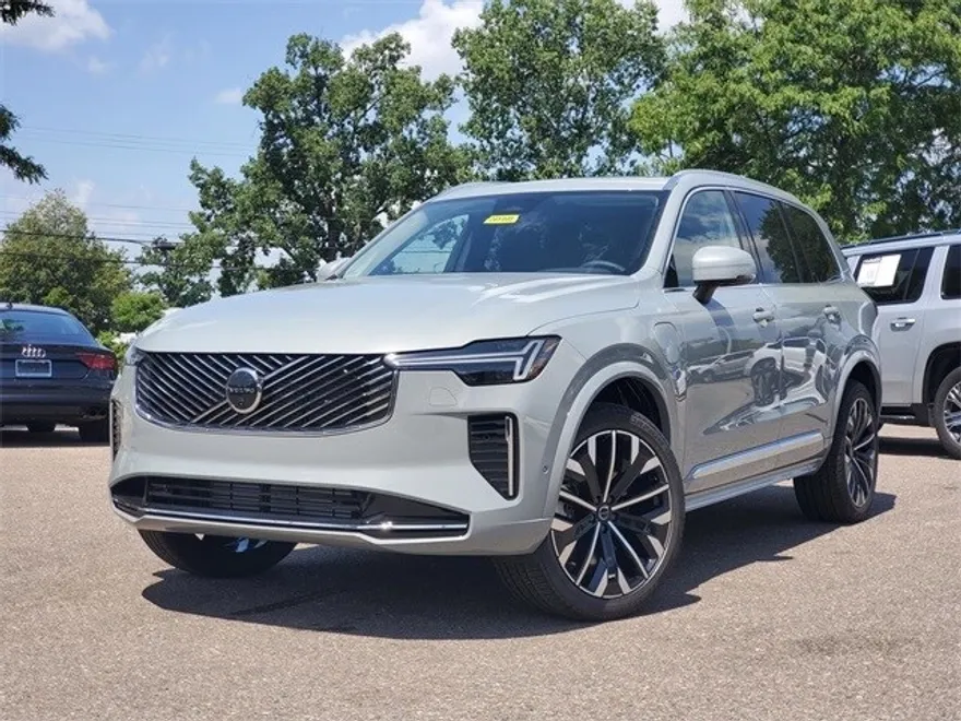 2026 Volvo XC90 T8 Plus photo 1