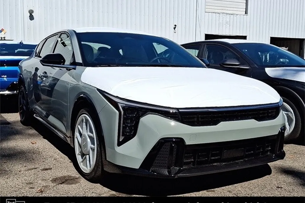 2025 Kia K4 GT-Line photo 1