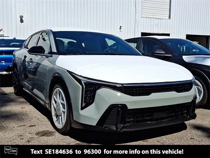 2025 Kia K4 GT-Line photo 1