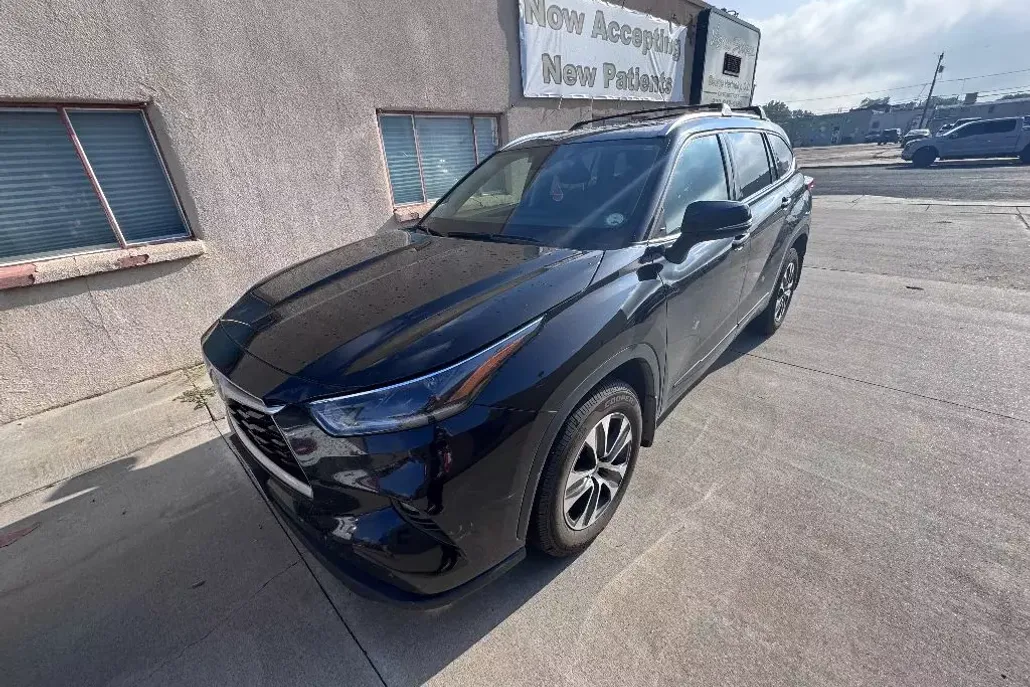 2021 Toyota Highlander XLE photo 1