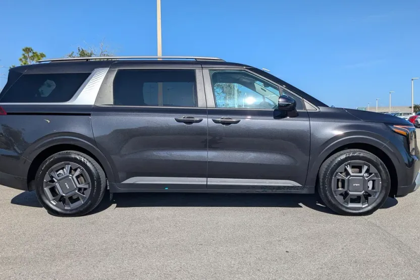 2025 Kia Carnival EX photo 1
