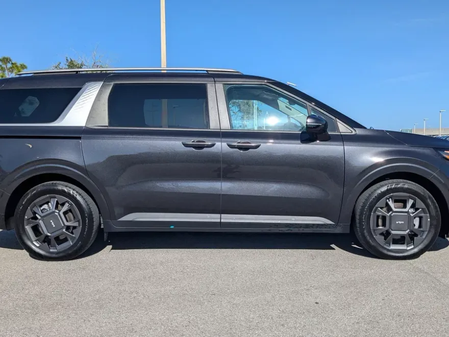 2025 Kia Carnival EX photo 1