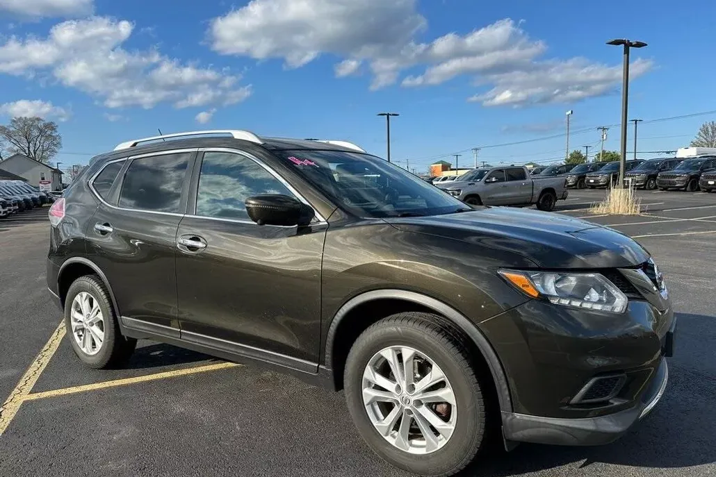 2016 Nissan Rogue SV photo 1