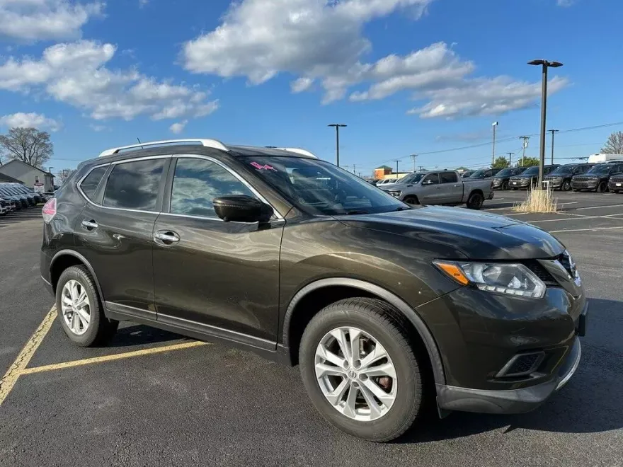 2016 Nissan Rogue SV photo 1