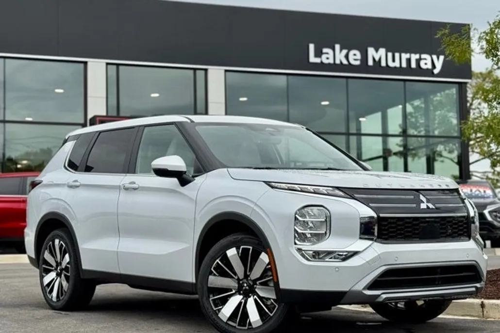 2025 Mitsubishi Outlander SE photo 1