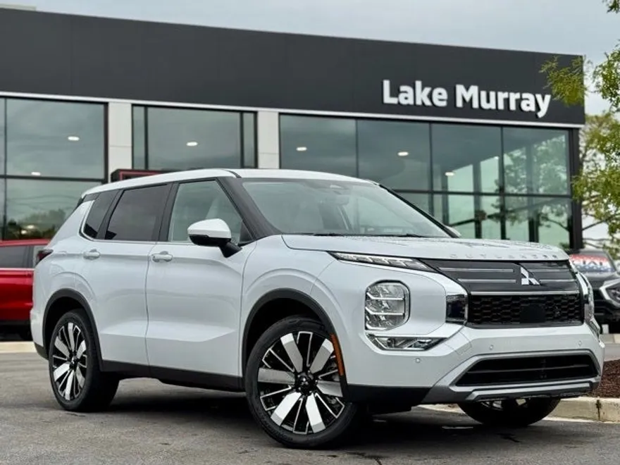 2025 Mitsubishi Outlander SE photo 1