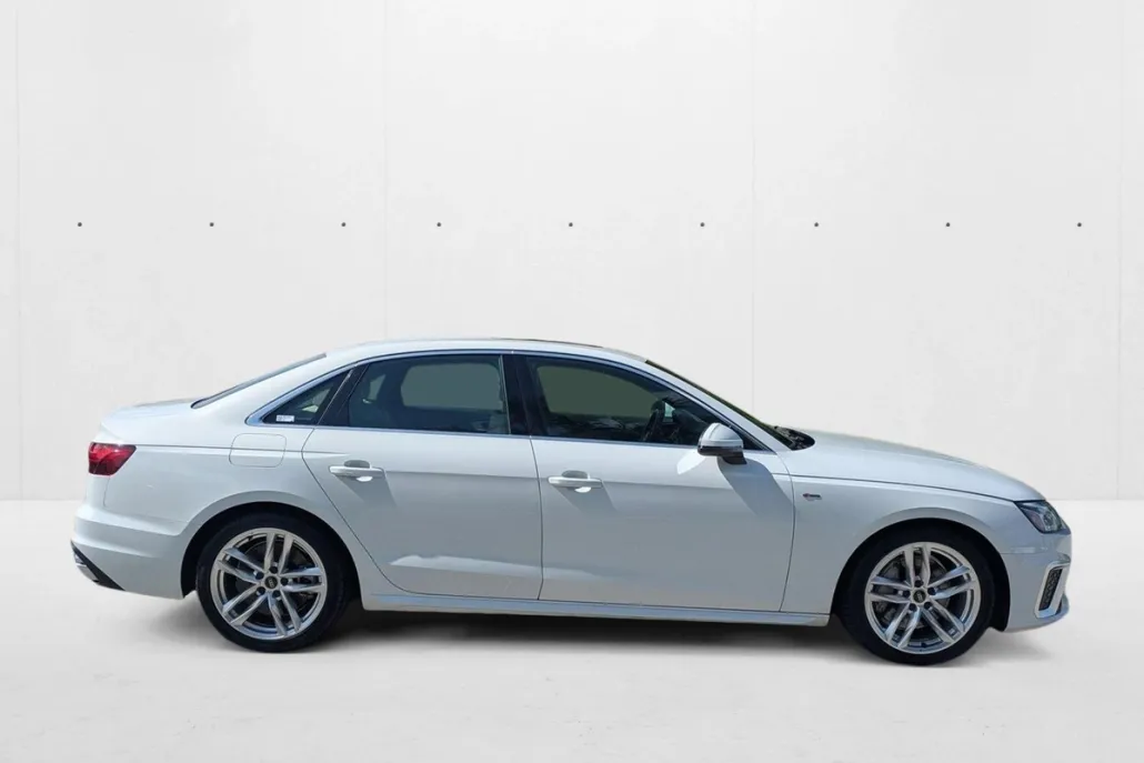 2022 Audi A4 S line Premium Plus 45 TFSI Quattro photo 1