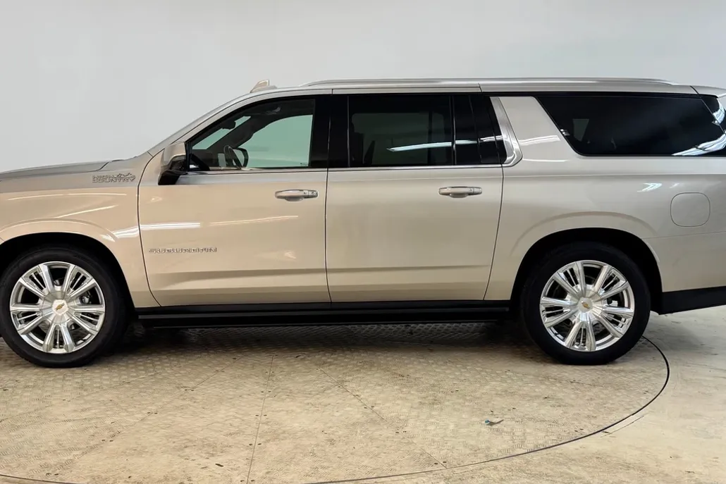 2021 Chevrolet Suburban High Country photo 1