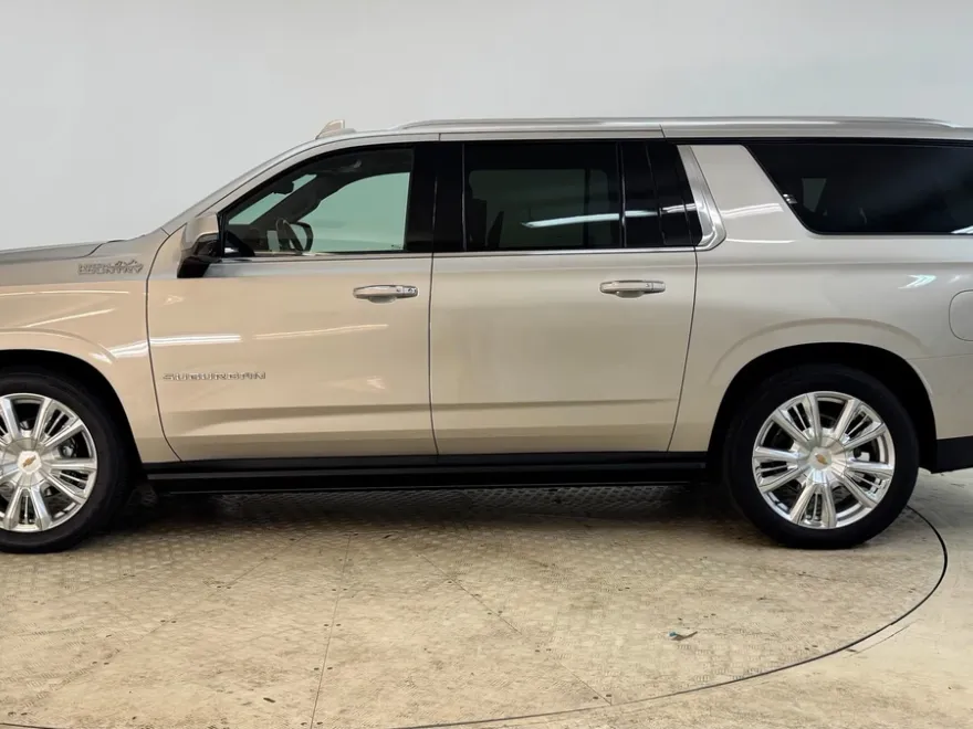 2021 Chevrolet Suburban High Country photo 1