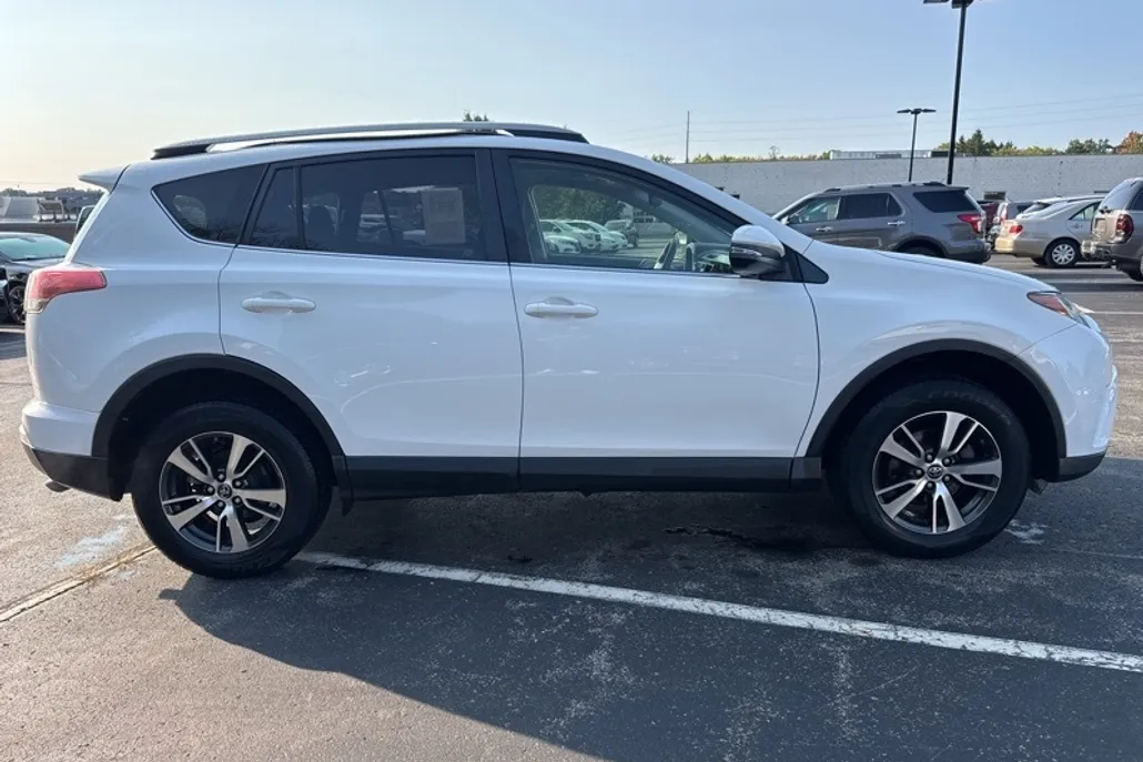 2018 Toyota RAV4 XLE photo 1