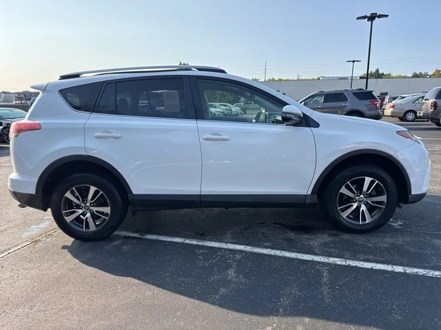 2018 Toyota RAV4 XLE photo 1