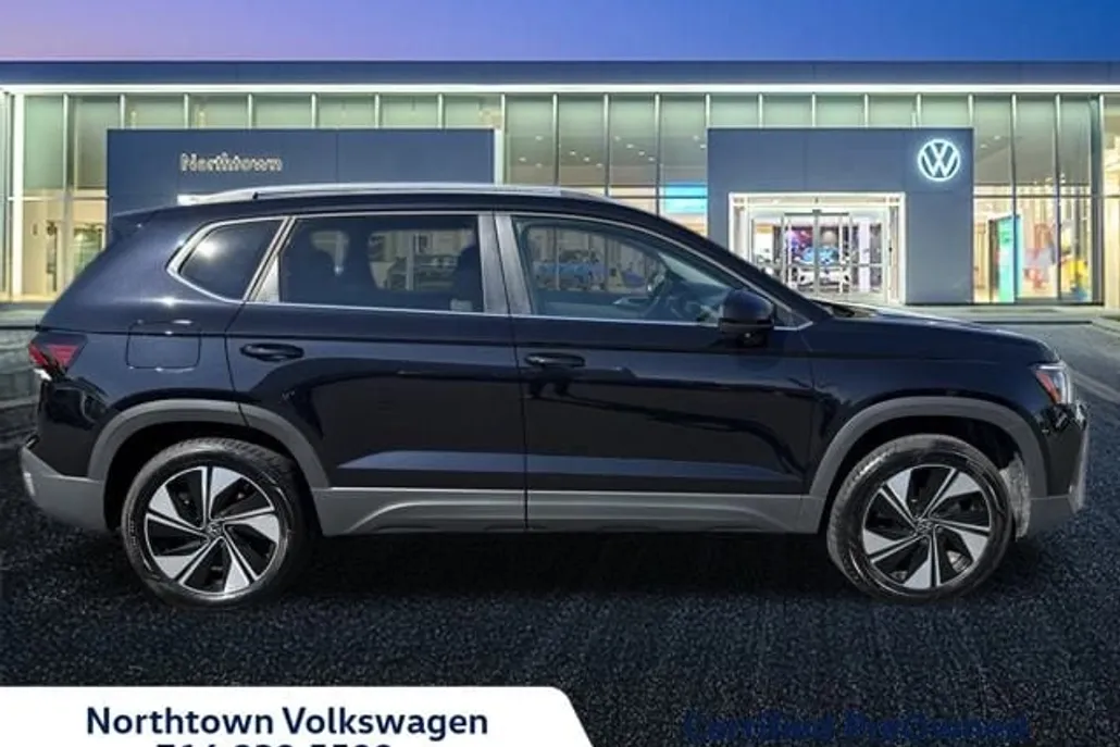 2025 Volkswagen Taos SE photo 1