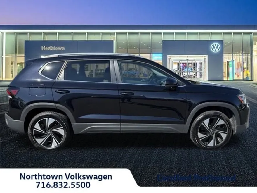 2025 Volkswagen Taos SE photo 1