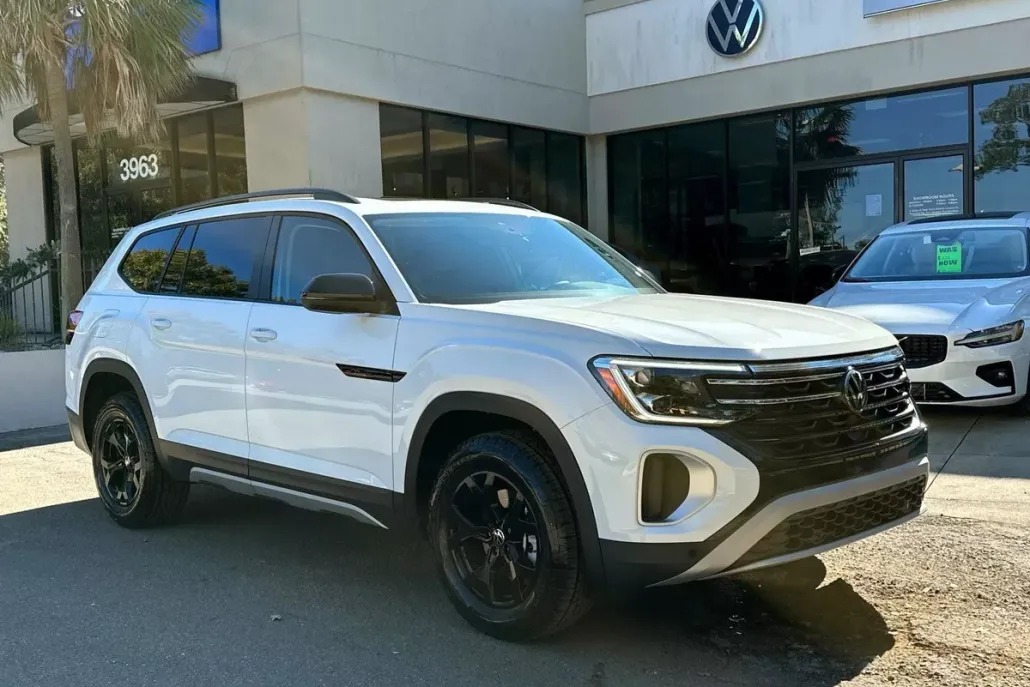 2025 Volkswagen Atlas Peak Edition photo 1