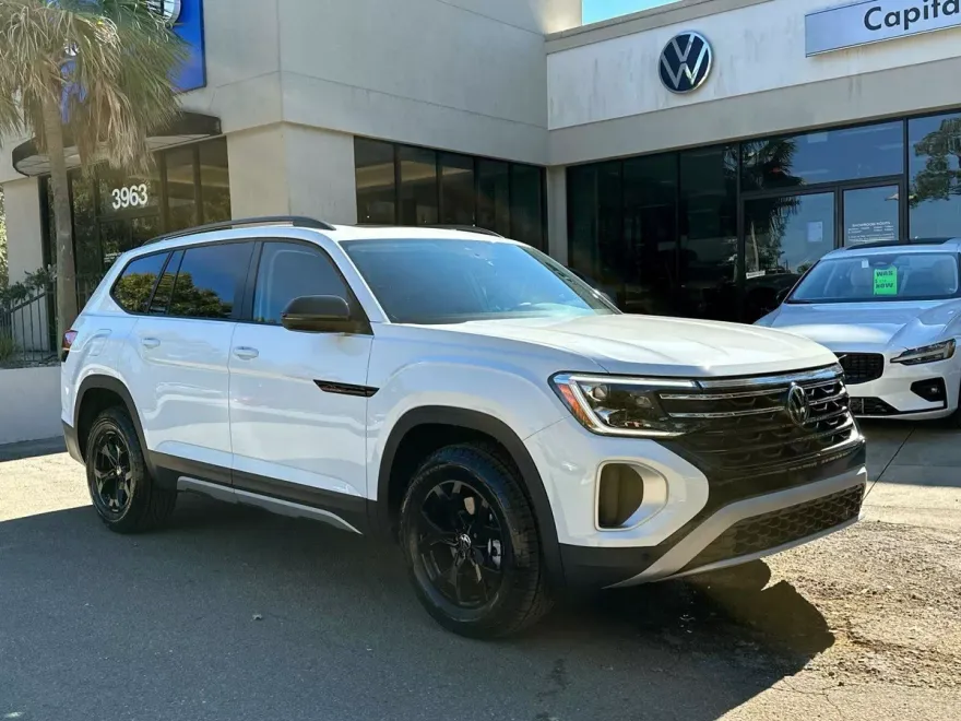 2025 Volkswagen Atlas Peak Edition photo 1