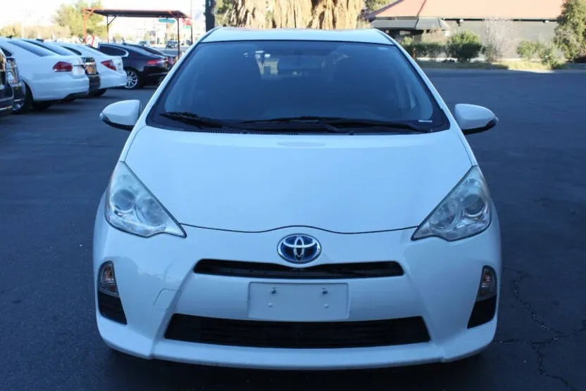 2013 Toyota Prius C One photo 1