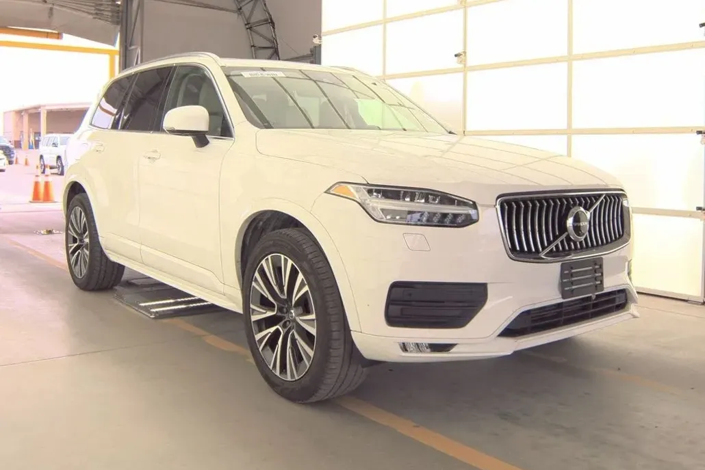 2020 Volvo XC90 T6 Momentum photo 1